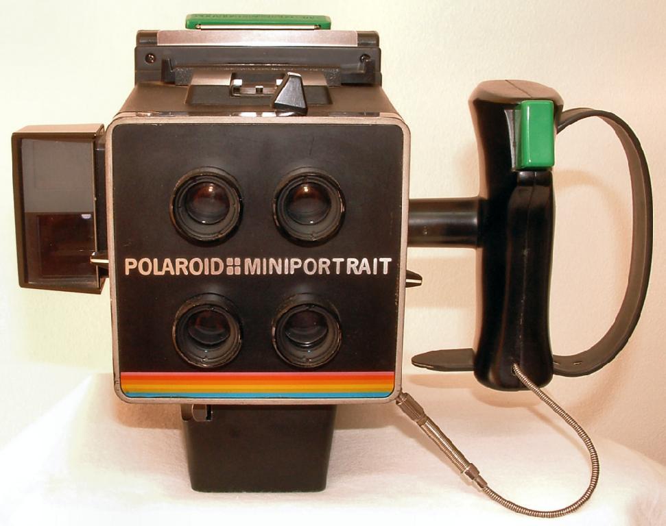 Polaroid Mini Portrait 402 · Lomography